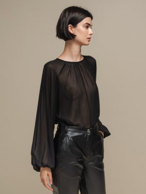 Blusa fluída transparente