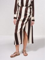 Saia midi com abertura à frente